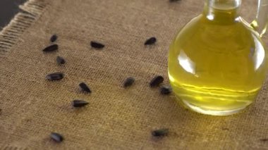 Ayçiçeği tohumu ve petrol düşen taneleri