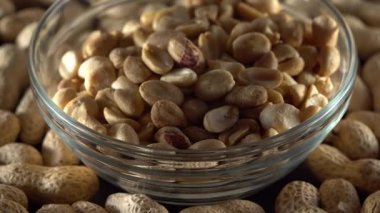 Bir kasede çiğ fıstık.