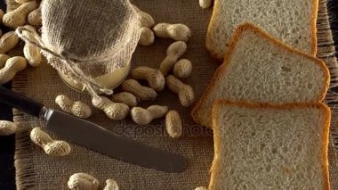 Lezzetli fıstık ezmesi ve beyaz tost