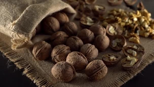 Nueces en rotación . — Vídeos de Stock