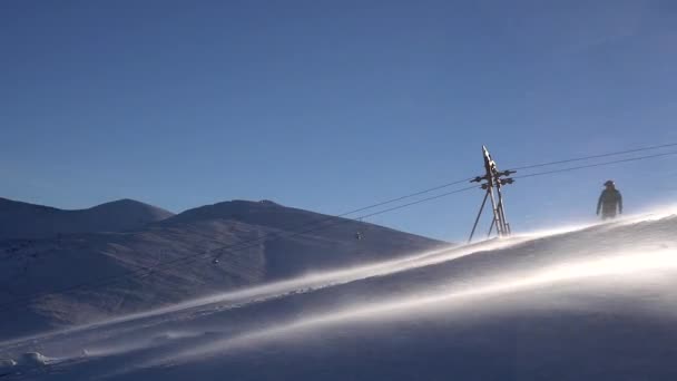 Impianti di risalita verso la montagna.Snowboarder che attraversano . — Video Stock