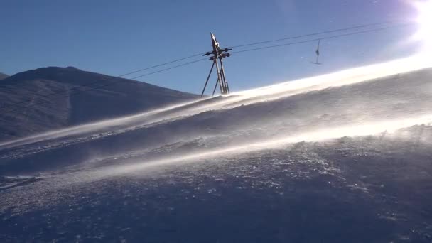 Skilift fährt auf den Berg. — Stockvideo