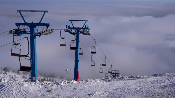 Elevador de cadeira de esqui sem esquiadores em montanhas cobertas de neve . — Vídeo de Stock