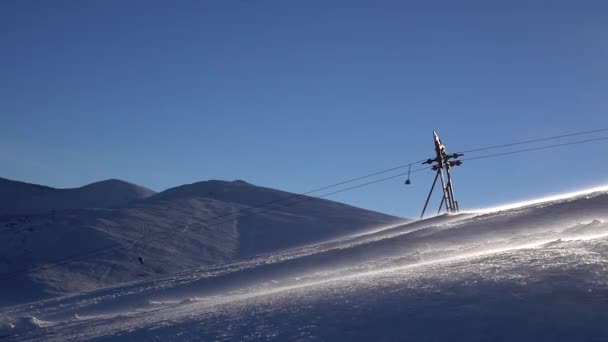 スキー場のリフトが山に移動. — ストック動画