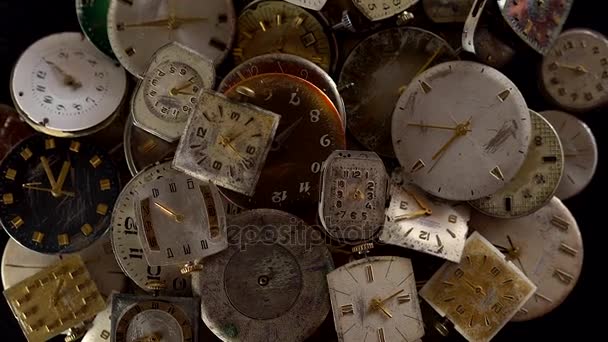 Antiguo reloj antiguo giratorio . — Vídeo de stock