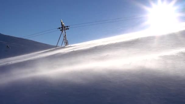 Impianti di risalita verso la montagna. Attraversamento dello sciatore . — Video Stock