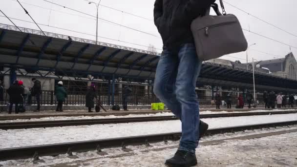 Άνθρωποι περιμένουν συρμών στο σιδηροδρομικό σταθμό στο Κίεβο, πάροδο του χρόνου. — Αρχείο Βίντεο