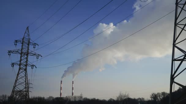 Linie energetyczne i do rur dymu elektrowni timelapse — Wideo stockowe