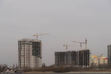 Crain ve yeni bina inşaat sitesi