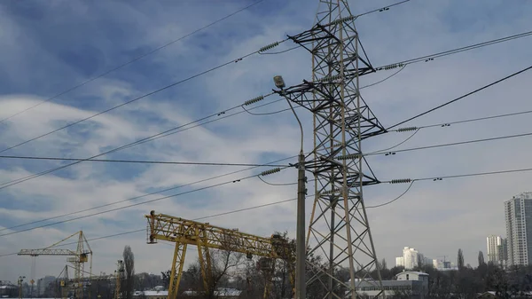 Parte de la grúa y el pilón eléctrico . Imagen De Stock