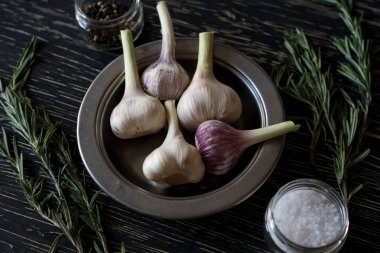 Biberiye, sarımsak, tuz - mutfak arka plan.