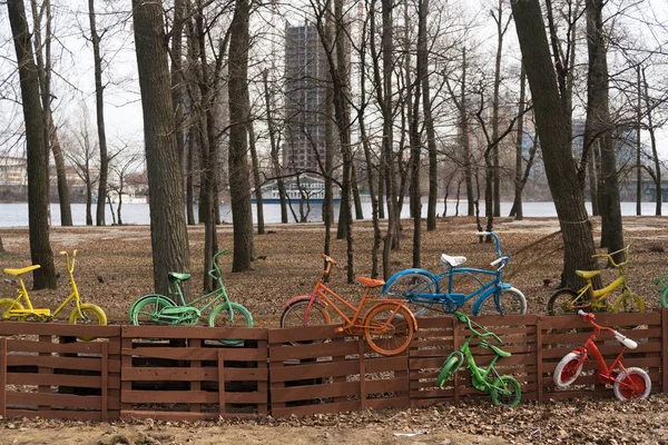 Kolorowe rowery na płocie — Zdjęcie stockowe