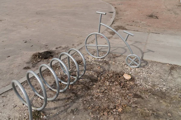 Sistema de estacionamento de bicicletas vazio e autônomo — Fotografia de Stock