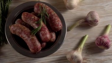 çiğ sosis, sarımsak, biberiye ve eski et kıyma makinesi parçaları