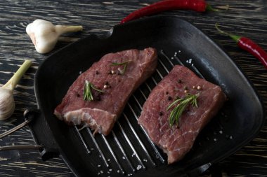 koyu arka plan, üstten görünüm üzerinde rosemary ile taze et tava