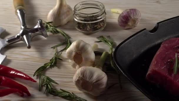 Яловиче філе на сковороді з перцем, розмарином, сокирою і часником . — стокове відео