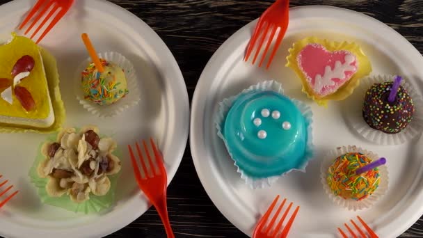 Delicious colourful cup cakes. — Stock Video