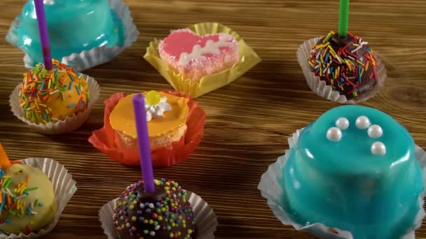 Delicious colourful cup cakes. — Stock Video