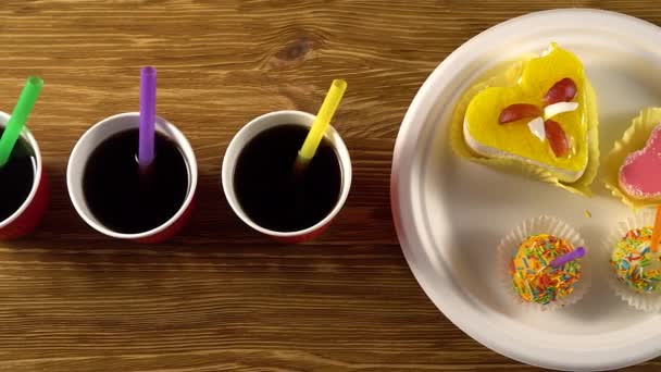 Leckere Cupcakes mit Getränken. — Stockvideo