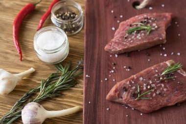 Biberiye, biber ve sarımsak ahşap masa ile taze çiğ biftek