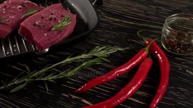 Sığır filetosu bir Pan biber, biberiye ve sarımsak ile.