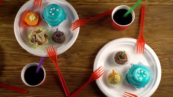 Deliciosos cupcakes com bebidas . — Vídeo de Stock