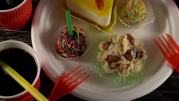 Delicious cupcakes with drinks. — Stock Video