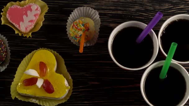 Ízletes cupcakes italok. — Stock videók