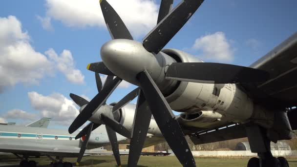 Moteur et hélice de l'ancien avion de transport rétro. Fragment de l'avion .