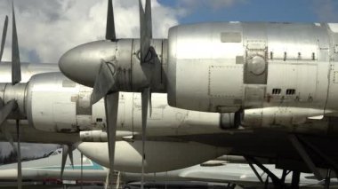 Motor ve eski retro nakliye uçağı pervanesinin. Uçak parçası.