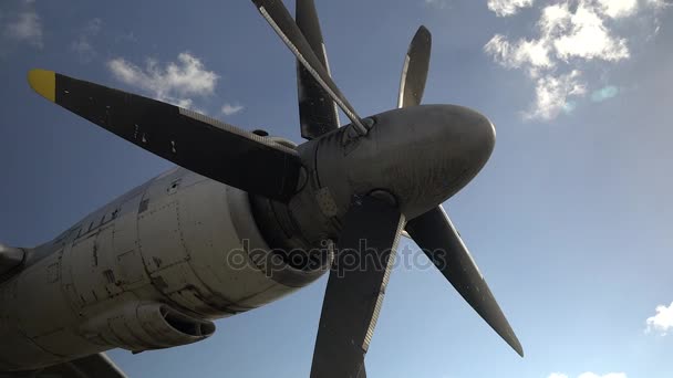 Engine and propeller of the old retro transport plane. Fragment of the aircraft. — Stock Video