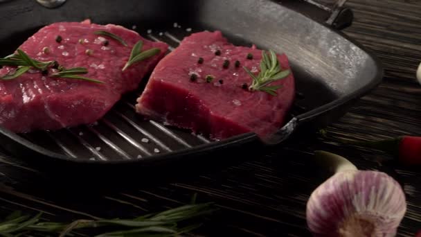 Rinderfilet in einer Pfanne mit Pfeffer, Rosmarin und Knoblauch. — Stockvideo