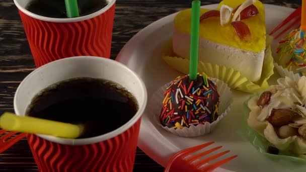 Вкусные кексы с напитками . — стоковое видео
