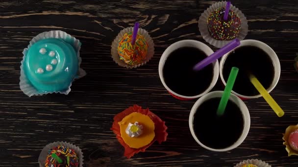 Deliciosos cupcakes com bebidas . — Vídeo de Stock