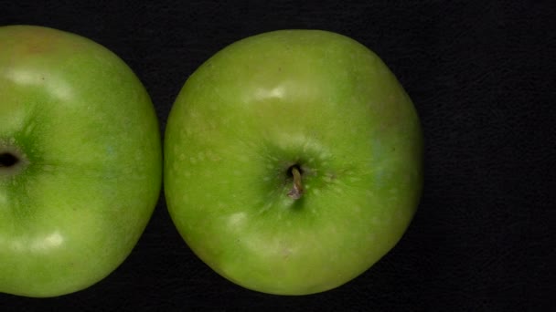 Manzanas verdes frescas sobre fondo negro — Vídeos de Stock