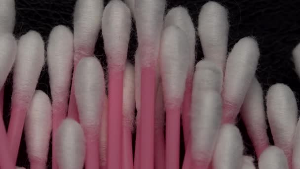 Witte wattenstaafjes in extreme close-up beeldmateriaal. — Stockvideo