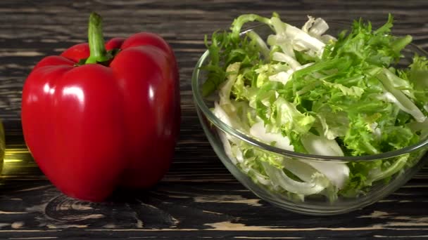 Gemüsebeilagen für Salat auf rustikalem Holzboden. — Stockvideo