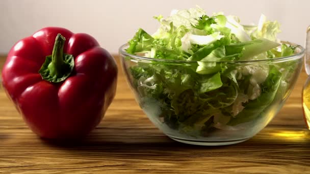 Zöldség ingridients saláta, rusztikus, fából készült háttér. — Stock videók