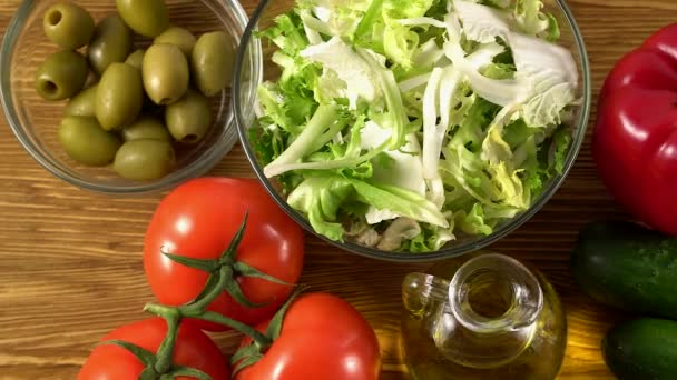 Συστατικά λαχανικά για σαλάτα σε ρουστίκ ξύλινα φόντο. — Αρχείο Βίντεο