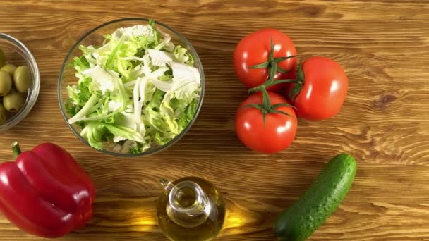 Groenten ingridients voor salade op rustieke houten achtergrond. — Stockvideo