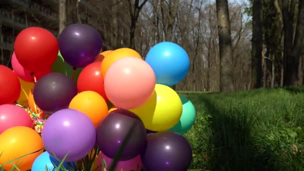 Beeldmateriaal ballonnen close-up buitenshuis. — Stockvideo