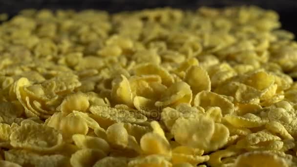 Knusprige leckere Cornflakes fallen herunter. — Stockvideo