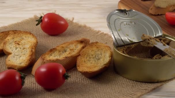 Pate fresco com pão na mesa de madeira — Vídeo de Stock