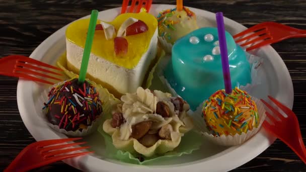 Deliciosos bolos coloridos . — Vídeo de Stock