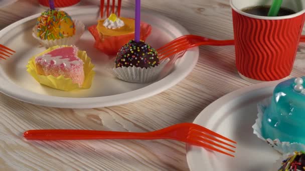 Deliziosi cupcake con bevande . — Video Stock