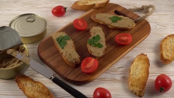 Paté fresco con pan en mesa de madera — Vídeos de Stock