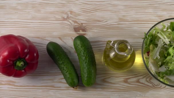 Groenten ingridients voor salade op rustieke houten achtergrond. — Stockvideo