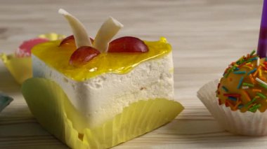 Lezzetli renkli fincan kek.