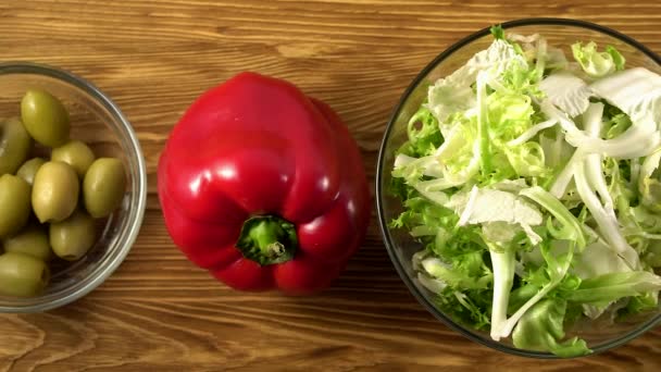 Groenten ingridients voor salade op rustieke houten achtergrond. — Stockvideo