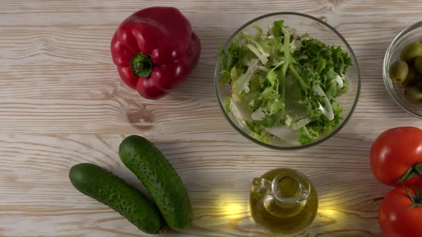 Ingredientes vegetales para ensalada sobre fondo rústico de madera . — Vídeo de stock